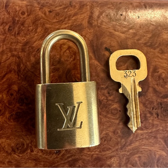 Louis Vuitton Handbags - Louis Vuitton #323 Lock & Key set in shining excellent condition